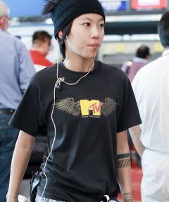 组图：窦靖童再现道明寺同款“凤梨头”腰间系小水杯亮了