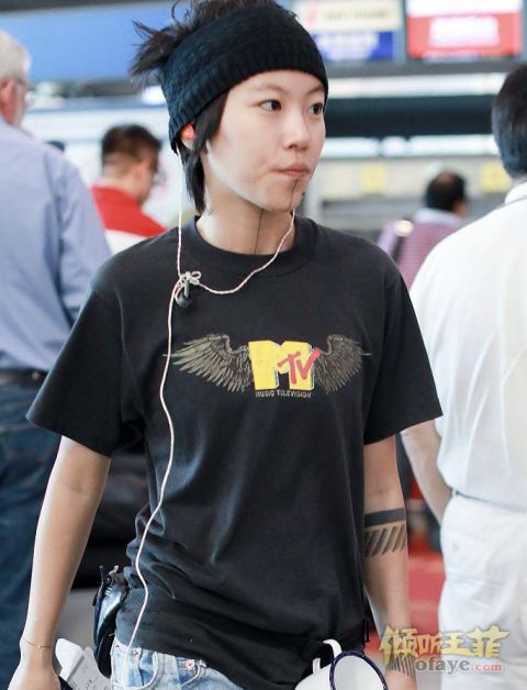 组图：窦靖童再现道明寺同款“凤梨头”腰间系小水杯亮了