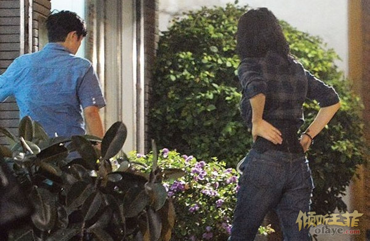 王菲香港急赴名跌打馆治腰伤 下车需搀扶