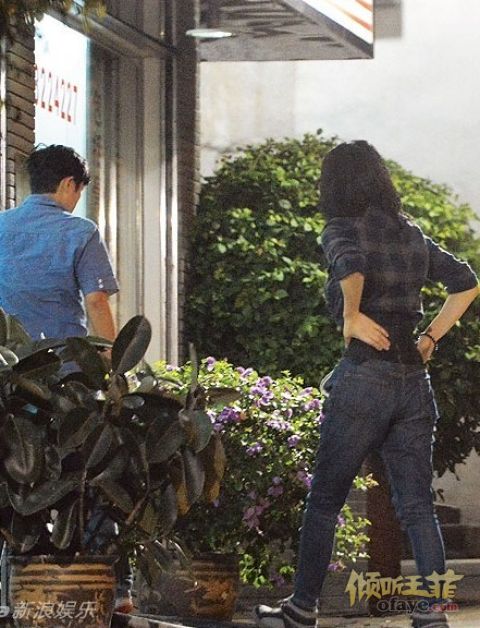 王菲香港急赴名跌打馆治腰伤 下车需搀扶