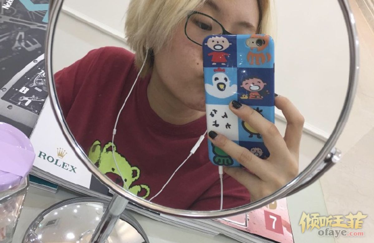 组图：窦唯二女儿窦佳嫄晒素颜自拍中性造型超像姐姐窦靖童