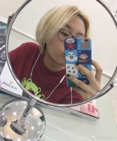 组图：窦唯二女儿窦佳嫄晒素颜自拍中性造型超像姐姐窦靖童