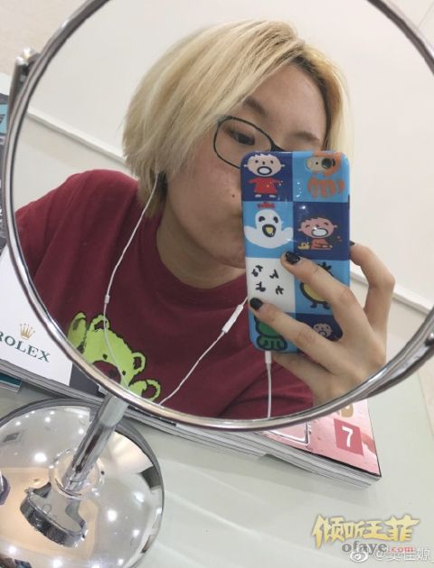 组图：窦唯二女儿窦佳嫄晒素颜自拍中性造型超像姐姐窦靖童