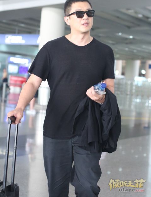 组图:李亚鹏自提行李走路带风超霸气全黑look气场十足似大佬