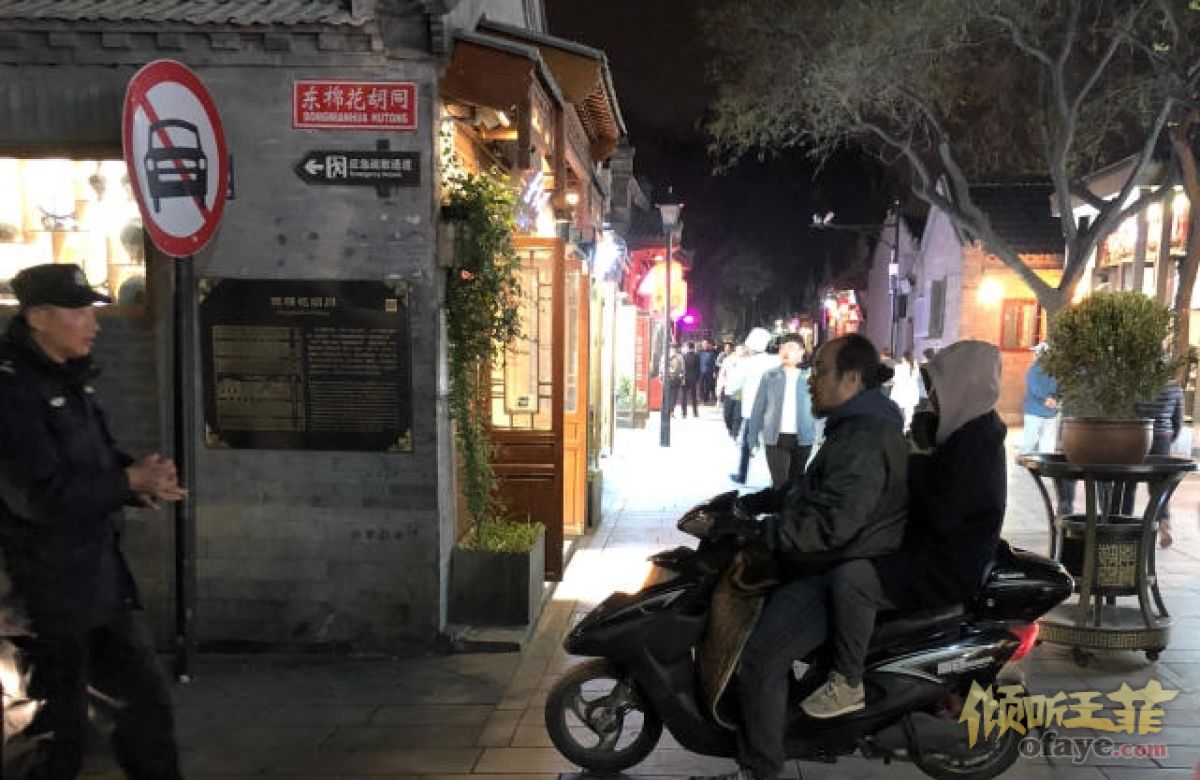 组图：窦唯骑摩托车造型接地气街头身后疑载爱女窦靖童