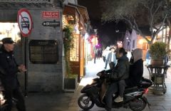 组图：窦唯骑摩托车载窦靖童现身街头父女俩造型接地气