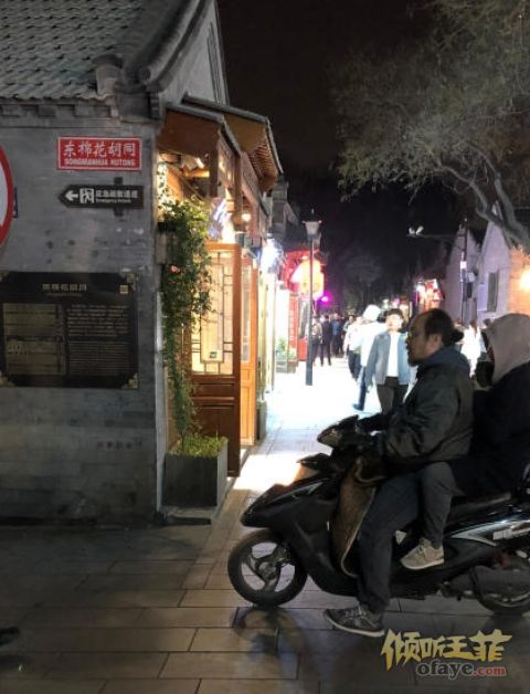 组图：窦唯骑摩托车载窦靖童现身街头父女俩造型接地气