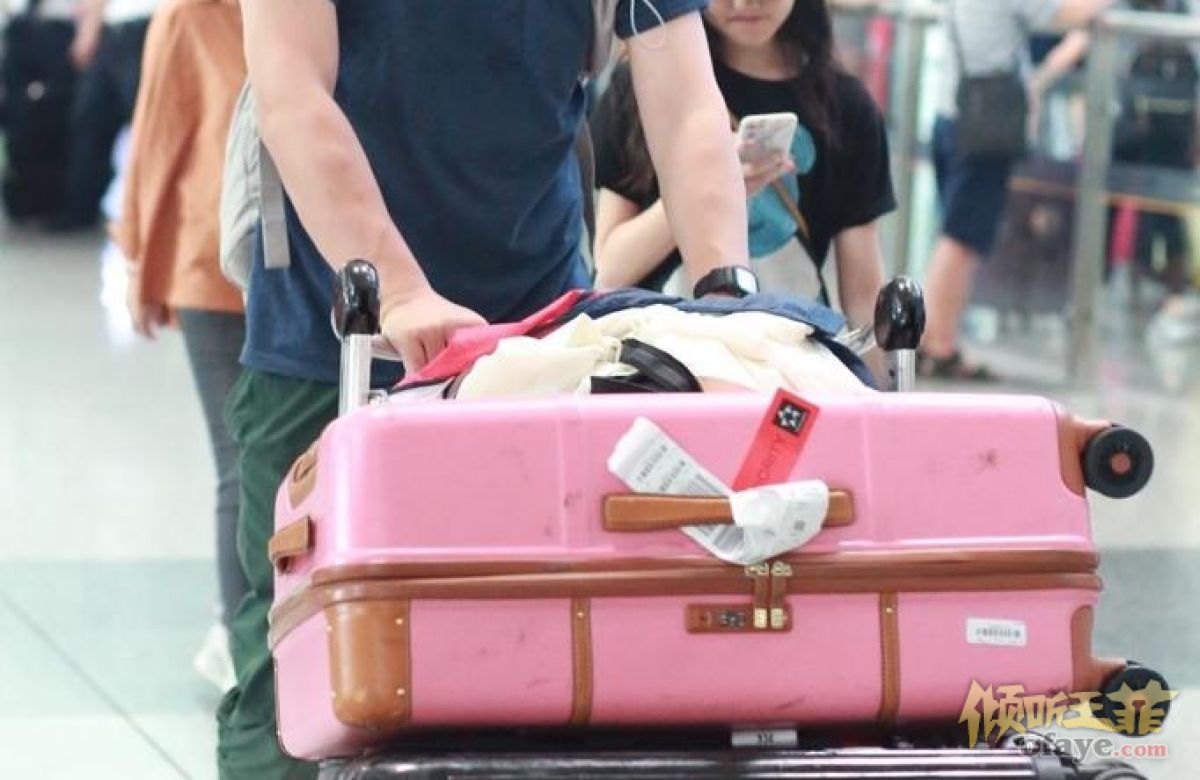 组图：李亚鹏父女穿休闲装现身机场李嫣帽檐压低一路玩手机跟随