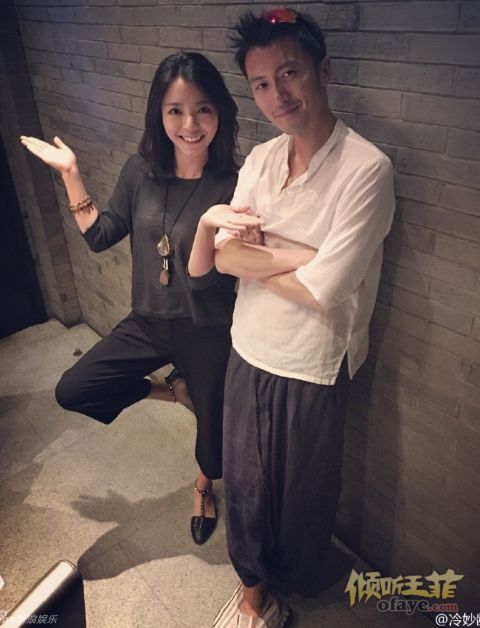 谢霆锋聚餐笑容帅气 棉麻穿着酷似王菲