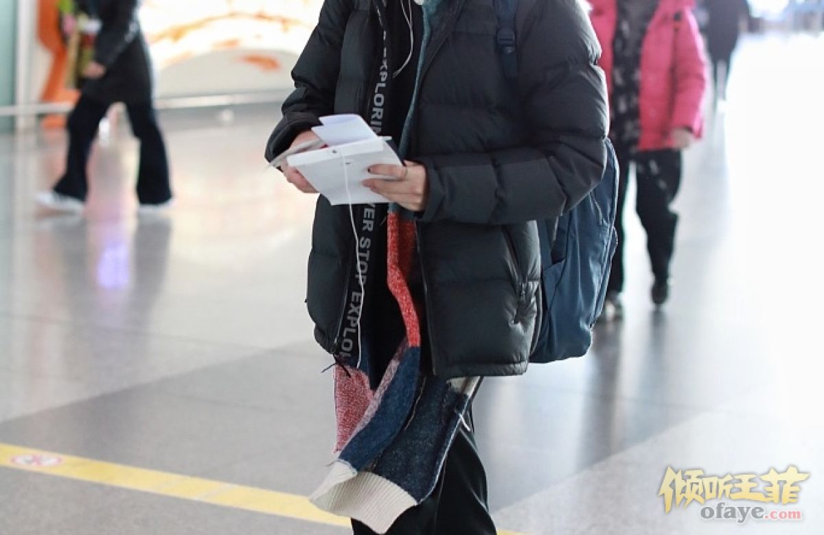 组图：剃完头不好意思？窦靖童机场戴彩色帽挡全脸