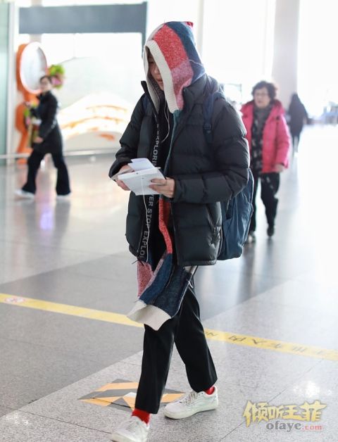 组图：剃完头不好意思？窦靖童机场戴彩色帽挡全脸