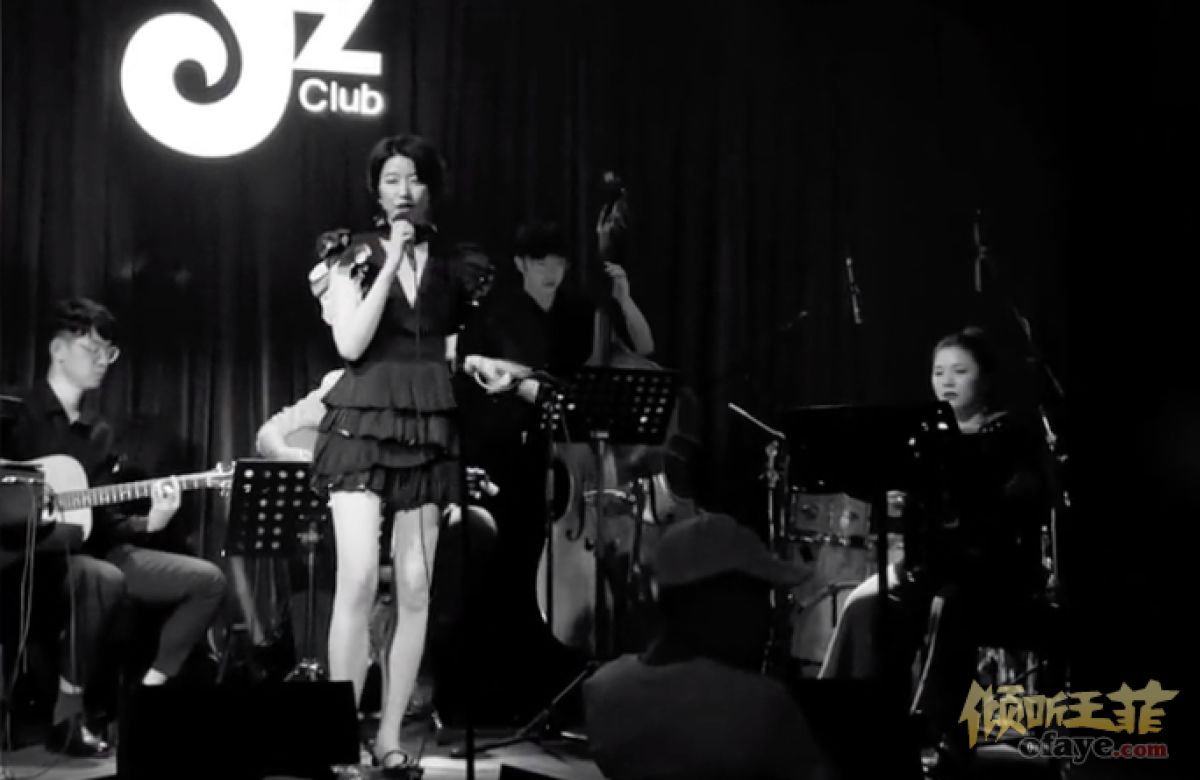 组图：李亚鹏女友登台演唱视频曝光穿短裙秀长腿气质迷人