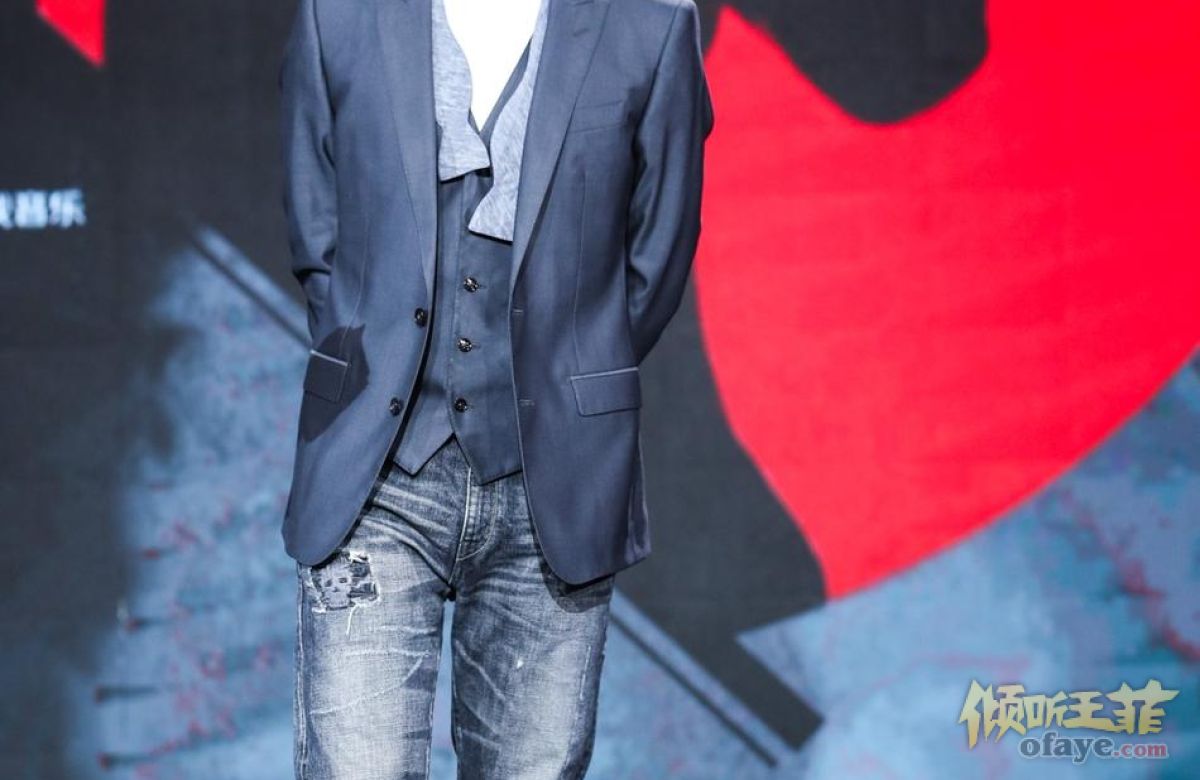 组图：谢霆锋举行音乐计划发布会霍汶希催开演唱会愿被刀插