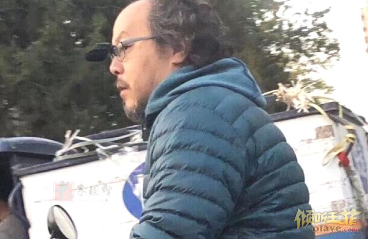 组图：50岁窦唯骑电动车出行被偶遇衣着朴素额头现超高发际线