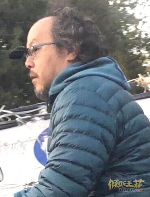组图：50岁窦唯骑电动车出行被偶遇衣着朴素额头现超高发际线