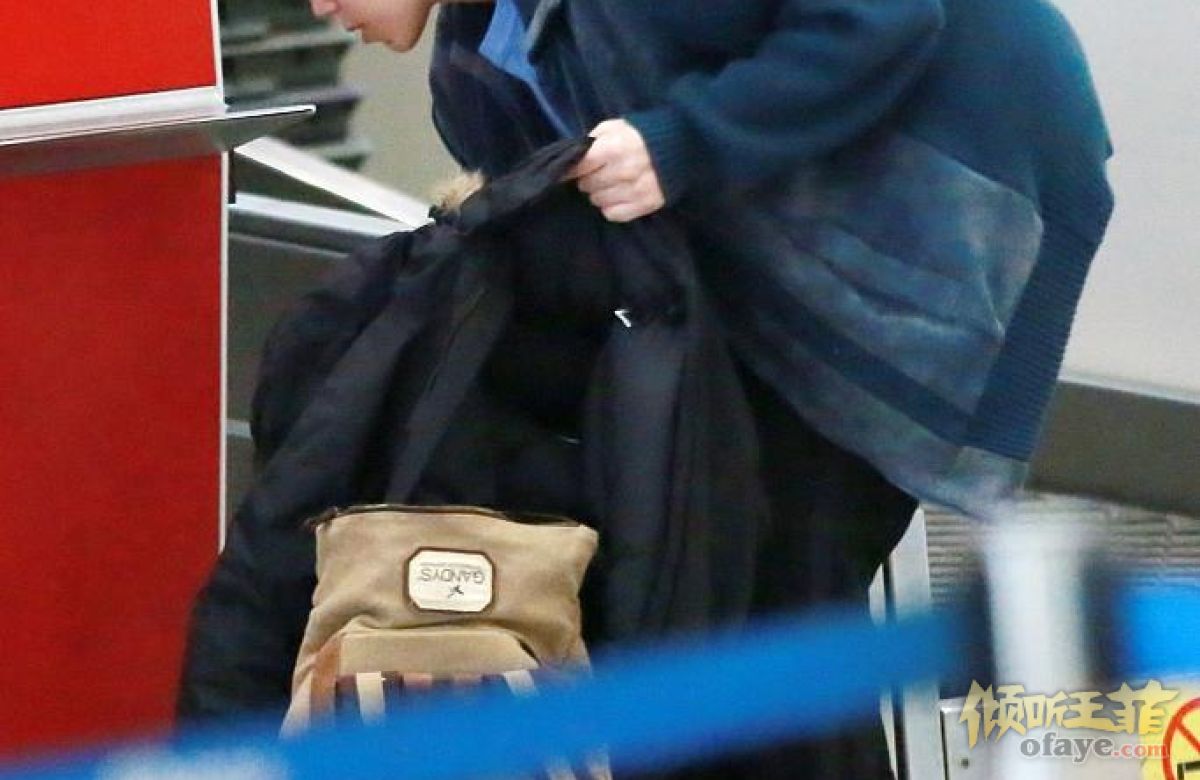 组图：窦靖童低头侧脸完美避开镜头弯腰整理行李无偶像包袱