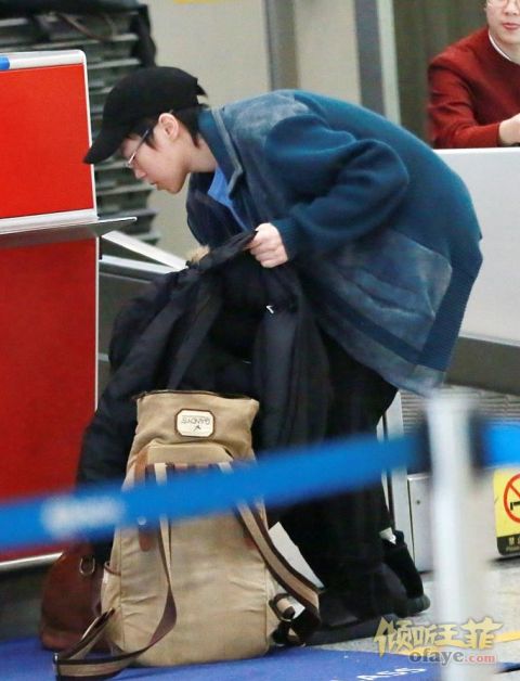 组图：窦靖童低头侧脸完美避开镜头弯腰整理行李无偶像包袱