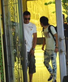 王菲夫妇深夜上海庆生 胡军等好友到场庆贺