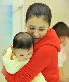 王菲给女儿庆生 天后隐退做平民