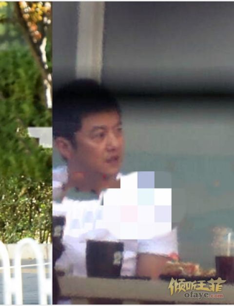 组图：李亚鹏骑电动摩托车会友佩戴头盔背包装备齐全