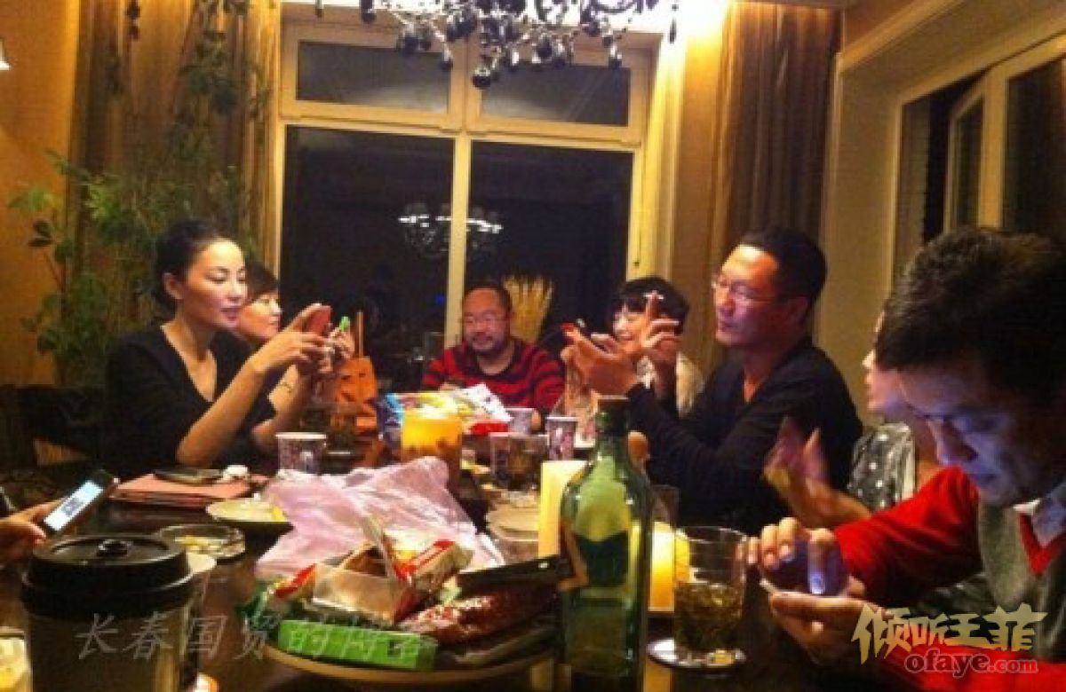 王菲邀好友私人聚会 集体“微博控”