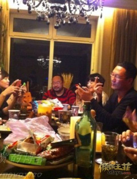 王菲邀好友私人聚会 集体“微博控”