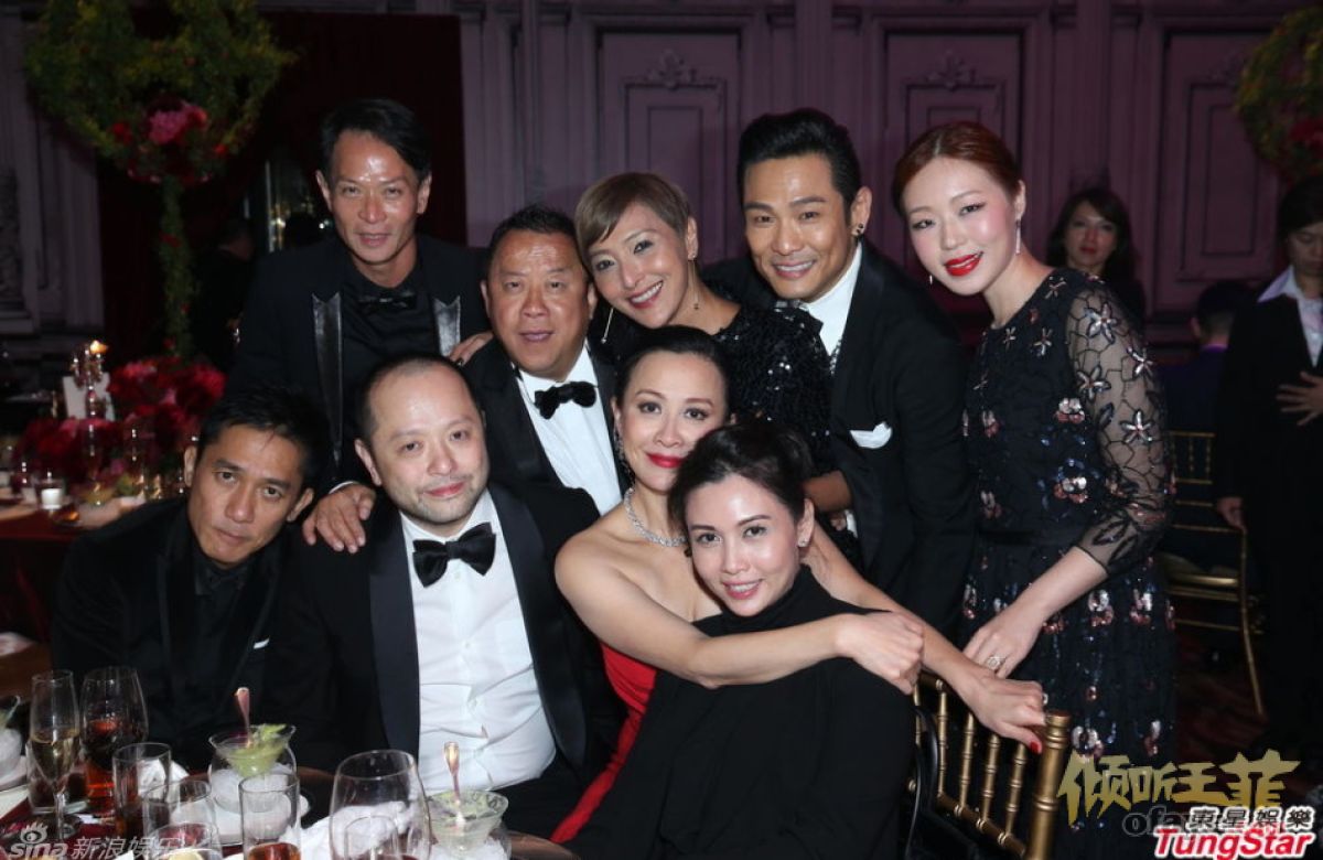 刘嘉玲49岁生日王菲道贺 自戴皇冠扮女王