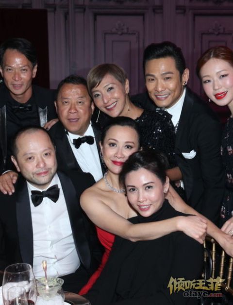 刘嘉玲49岁生日王菲道贺 自戴皇冠扮女王