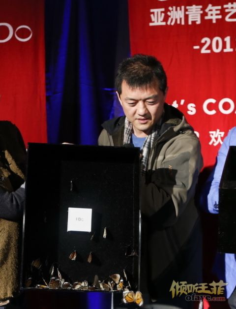 李亚鹏首送钻戒王菲展羞涩