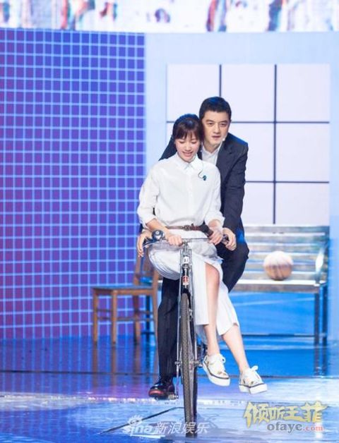 组图：李亚鹏捧玫瑰花助阵徐静蕾两人重现《将爱》回忆满满