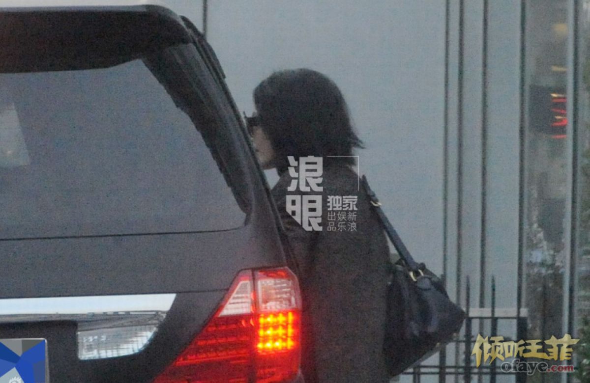 王菲与友做美容约吃饭 装扮个性显舒适