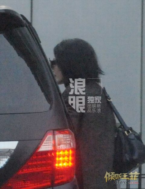 王菲与友做美容约吃饭 装扮个性显舒适