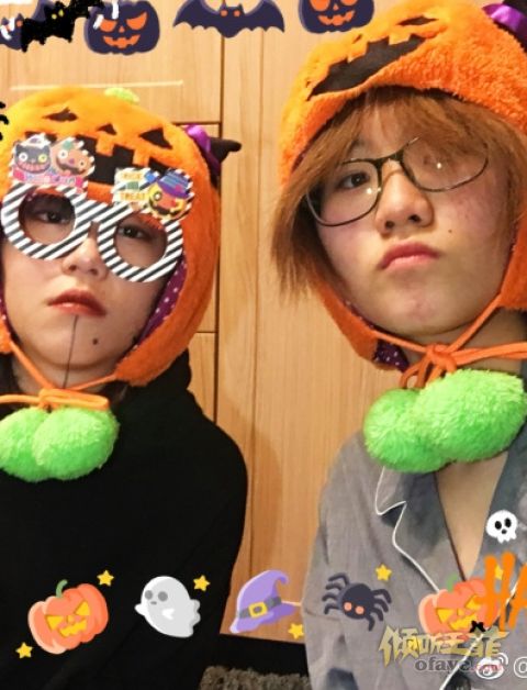组图：窦靖童与妹妹戴南瓜头套庆万圣节亲昵合照姐妹情深