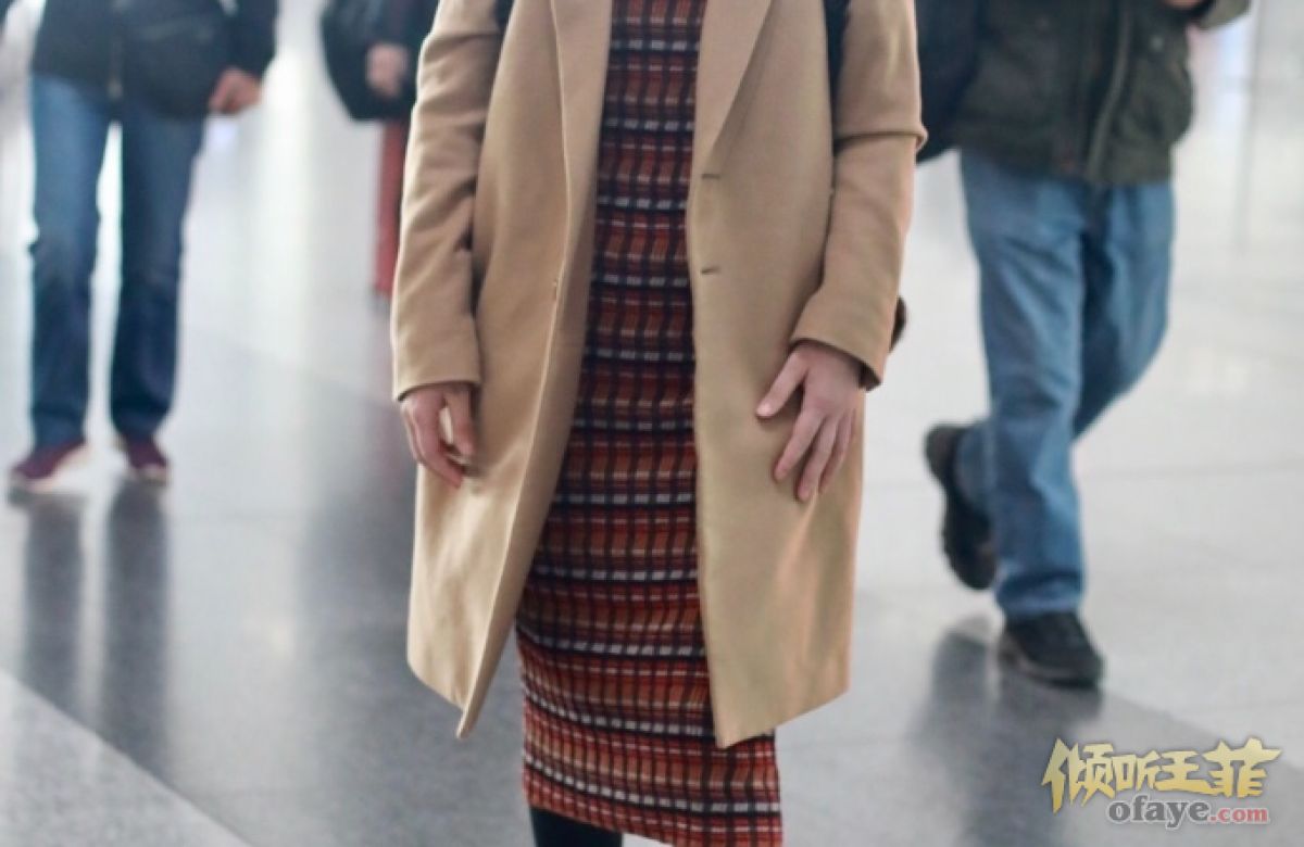 组图：忘年好闺蜜相约出游周迅窦靖童包裹严实素颜现身机场