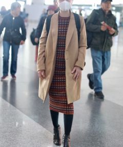 组图：忘年好闺蜜相约出游周迅窦靖童包裹严实素颜现身机场