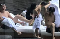 组图：王菲带女儿过暑假？李亚鹏台北度假游泳不见李嫣