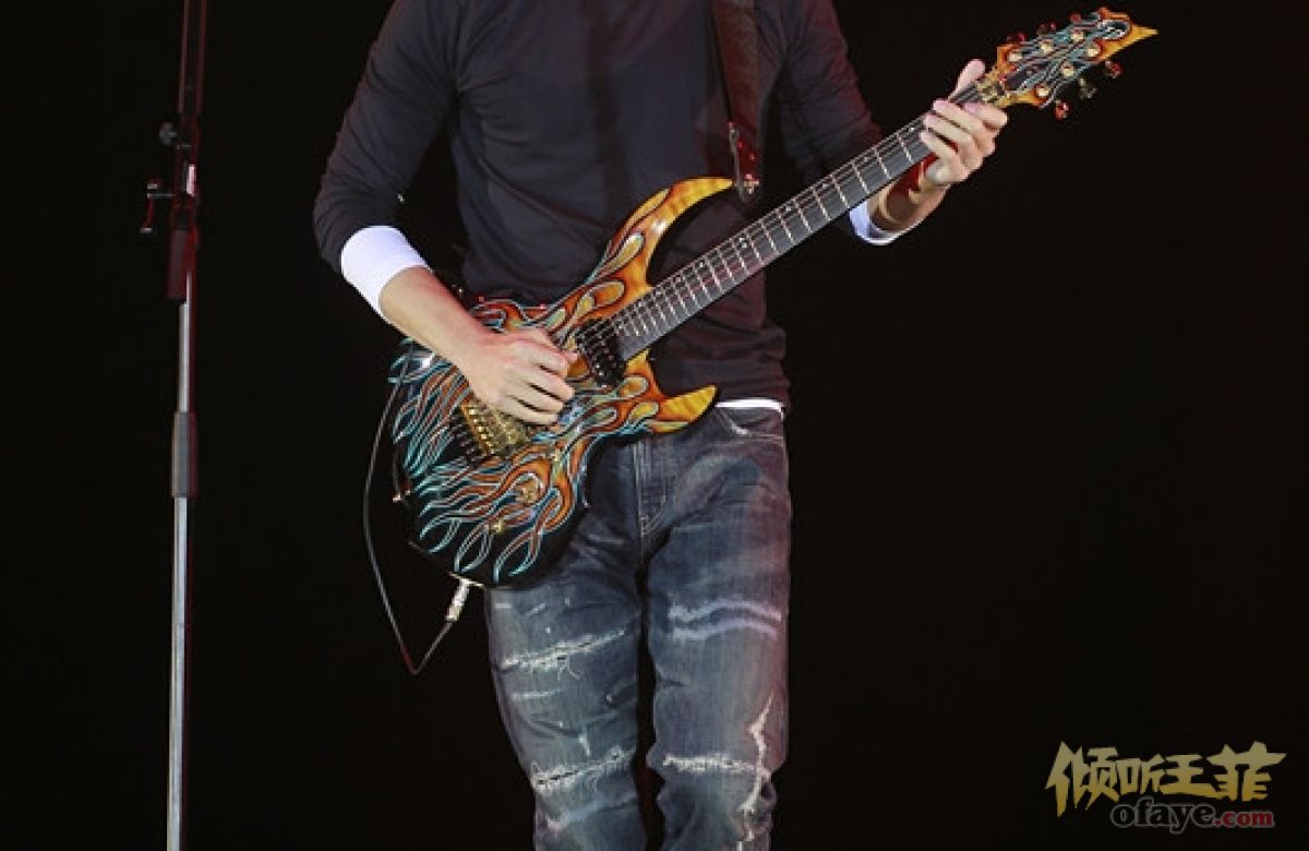 组图：谢霆锋神秘现身叱咤舞台新年献唱经典惹粉丝泪目