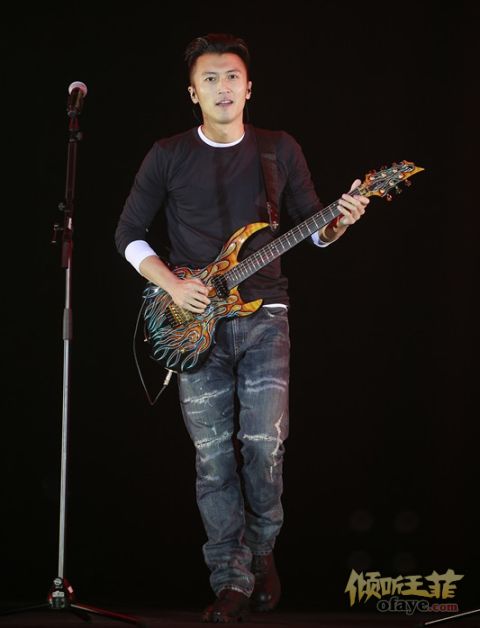 组图：谢霆锋神秘现身叱咤舞台新年献唱经典惹粉丝泪目