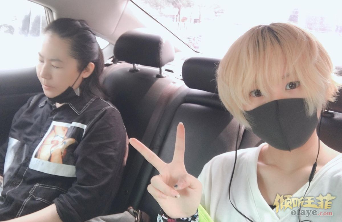 组图：窦唯二女儿晒与妈妈合影染金发时髦前卫比v自拍心情靓