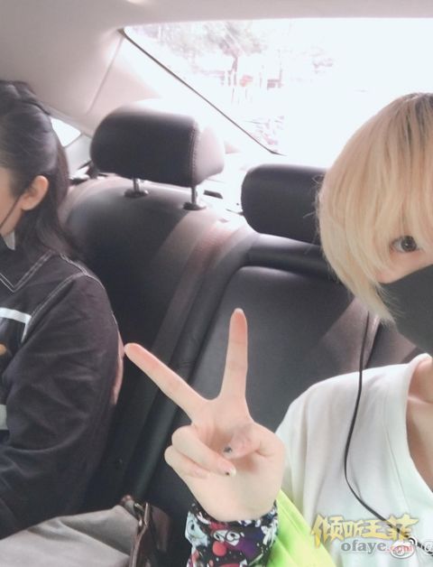 组图：窦唯二女儿晒与妈妈合影染金发时髦前卫比v自拍心情靓