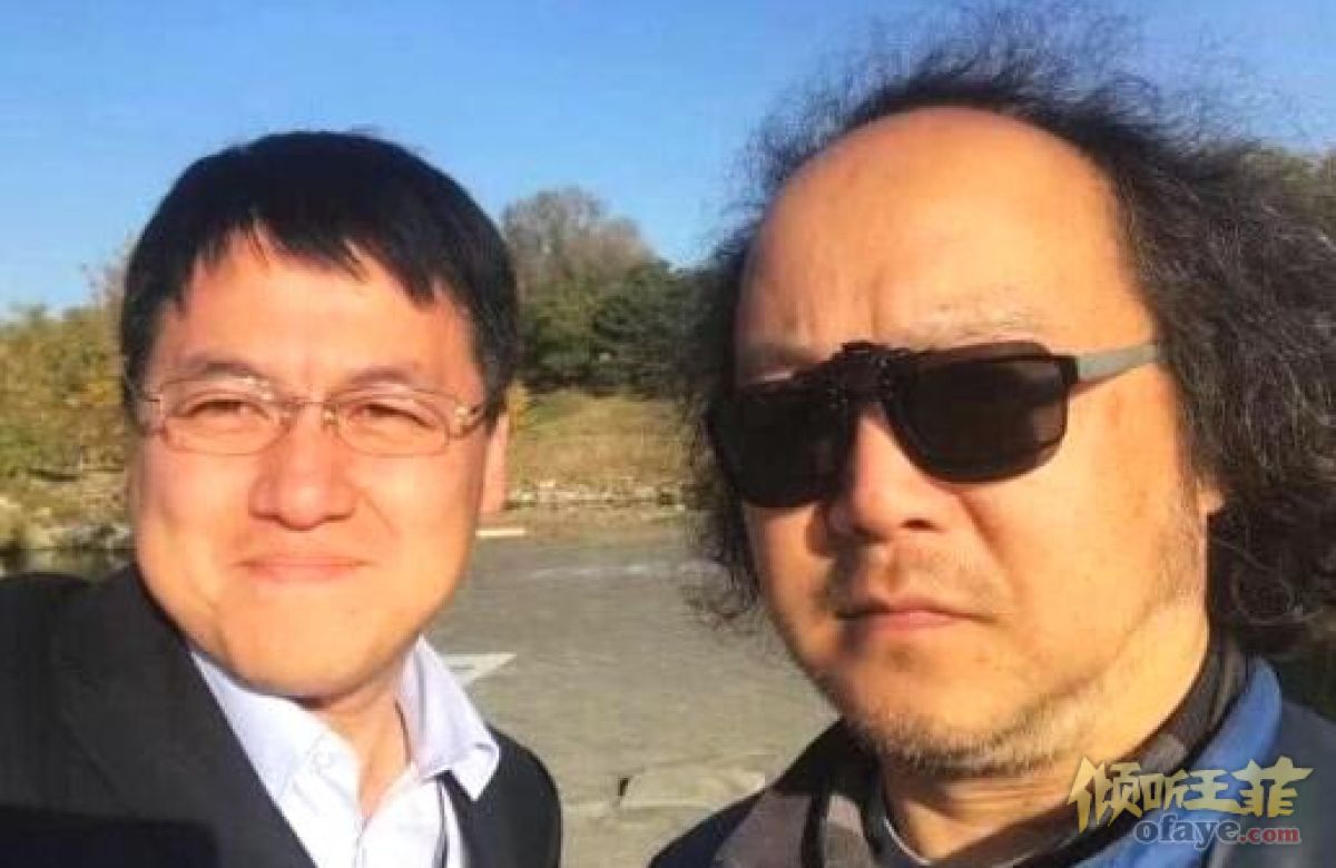 组图：49岁窦唯近照曝光戴翻盖墨镜表情严肃头发凌乱