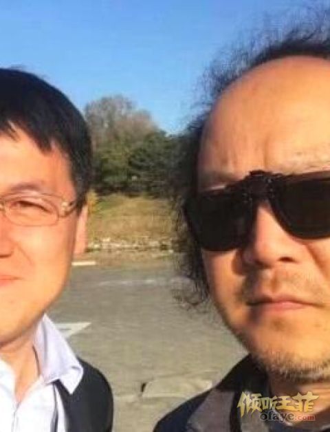 组图：49岁窦唯近照曝光戴翻盖墨镜表情严肃头发凌乱