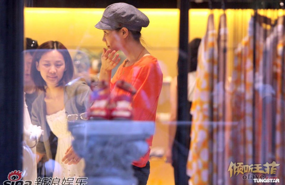 高清组图：王菲素颜香港购物 一小时狂扫六大袋