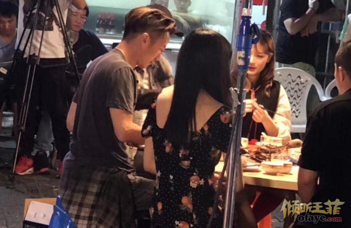 组图：谢霆锋带好声音学员大排档吃夜宵与大家谈笑风生接地气