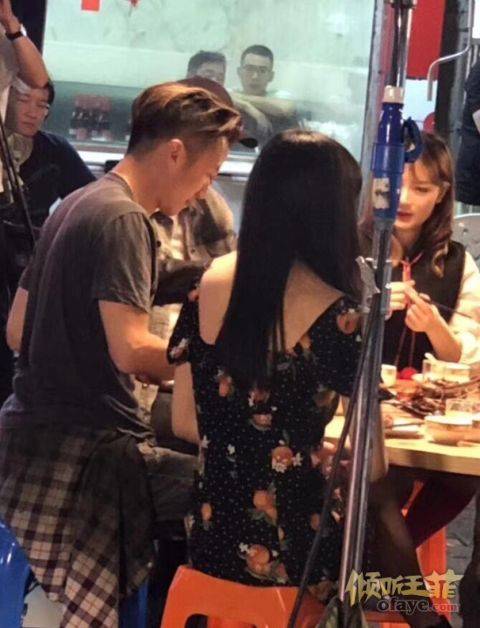 组图：谢霆锋带好声音学员大排档吃夜宵与大家谈笑风生接地气