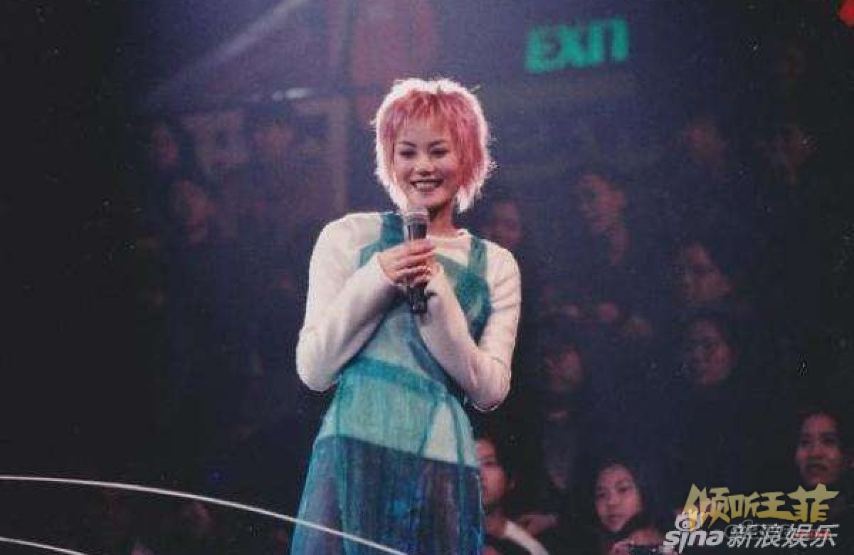 组图：王菲早年造型与窦靖童撞发色母女原来这么像