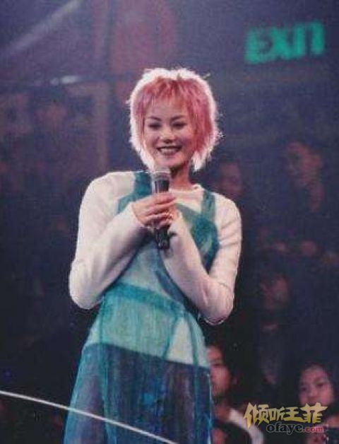 组图：王菲早年造型与窦靖童撞发色母女原来这么像