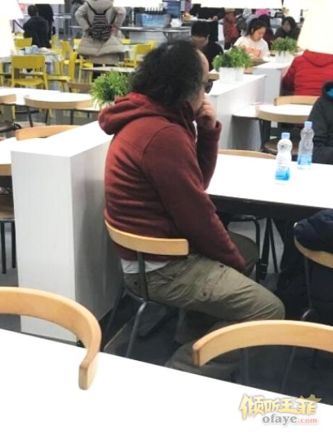 组图：50岁窦唯近照曝光头发凌乱身材发福