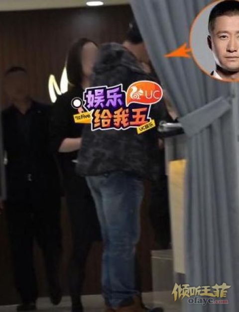 组图：吴京深夜做按摩缓解伤痛偶遇李亚鹏两人撞肩拥抱打招呼