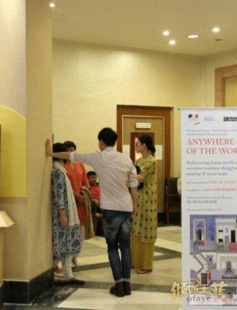 王菲与谢娜夫妇阿雅游印度 获赞不摆架子